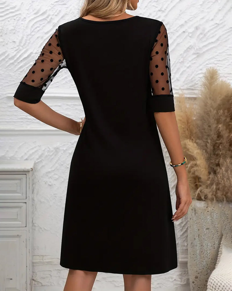 Élégante Robe Avec Des Panneaux De Tulle