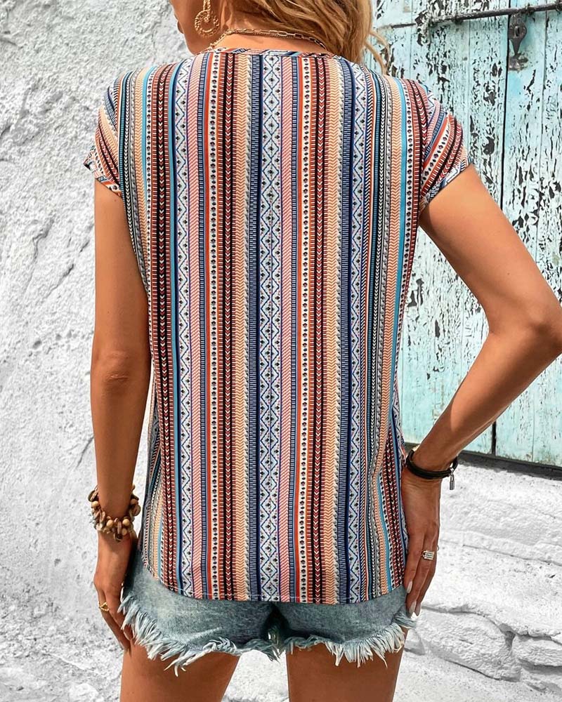 Kolorowy T-shirt z koronką i dekoltem w serek