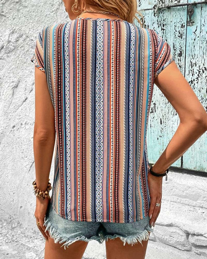 Kolorowy T-shirt z koronką i dekoltem w serek