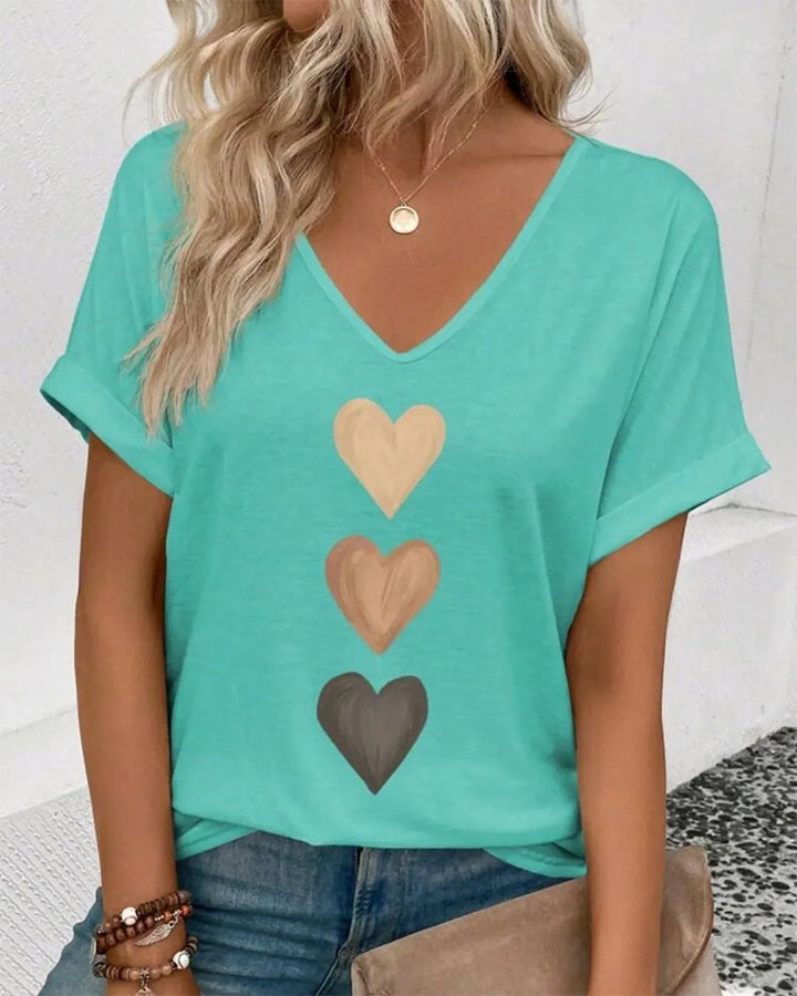 T-shirt z dekoltem w serek i nadrukiem serca