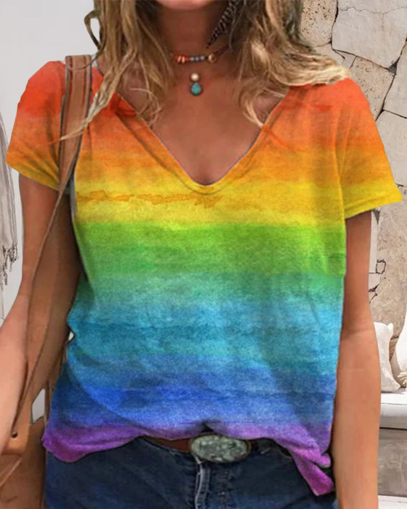T-shirt casual z dekoltem w serek i nadrukiem tęczy