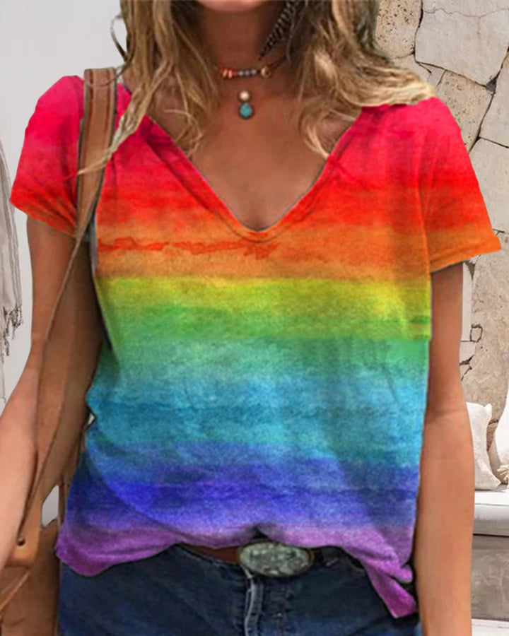 T-shirt casual z dekoltem w serek i nadrukiem tęczy