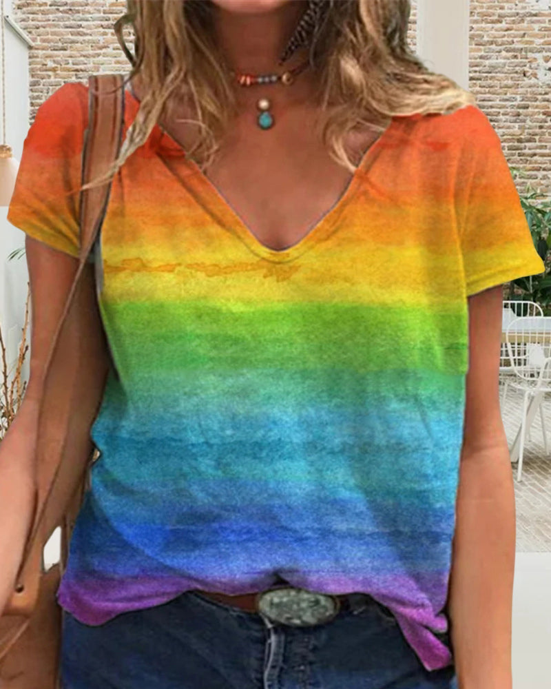 T-shirt casual z dekoltem w serek i nadrukiem tęczy