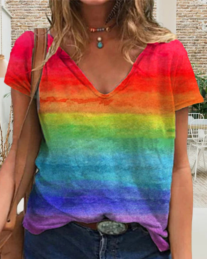 T-shirt casual z dekoltem w serek i nadrukiem tęczy