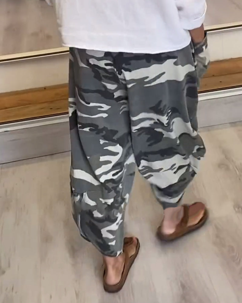 Pantalon décontracté à poches et imprimé camouflage