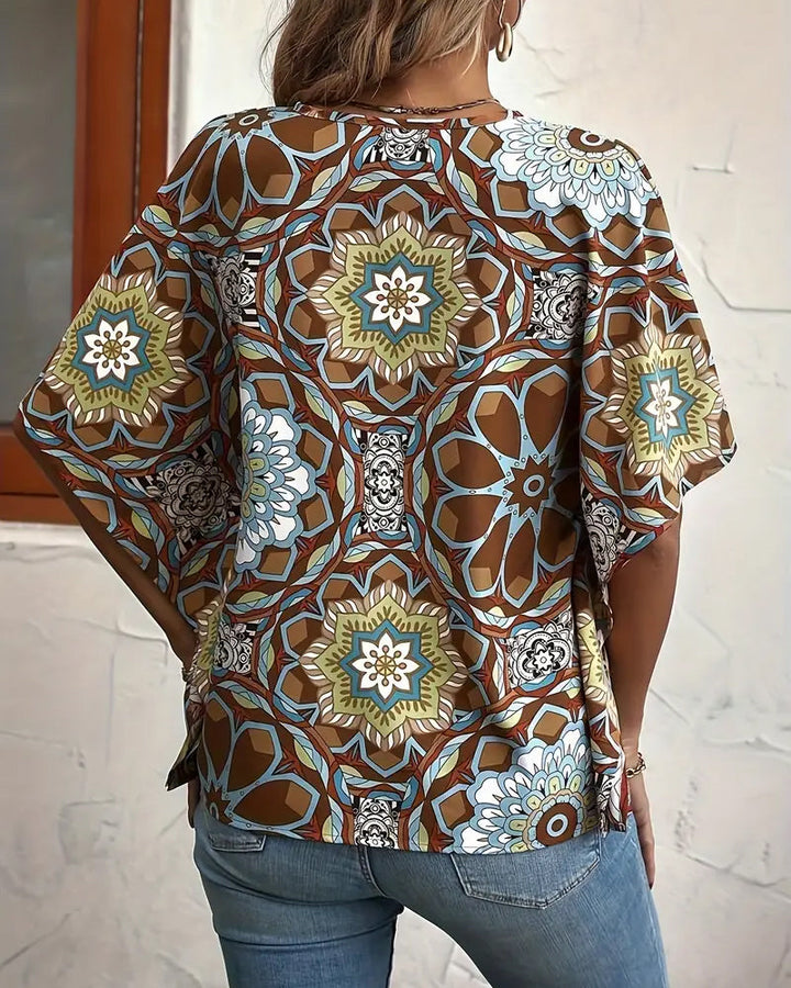 Bluzka z półrękawami, zapinana na guziki, z dekoltem w serek i wzorem w stylu retro