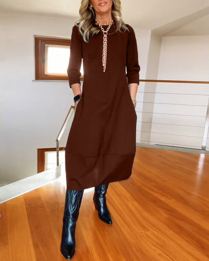 Robe élégante de couleur unie avec poche et col rond