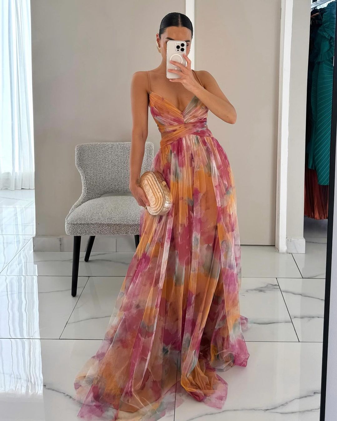 Robe d’été fluide à imprimé fleuri – silhouette féminine et légère