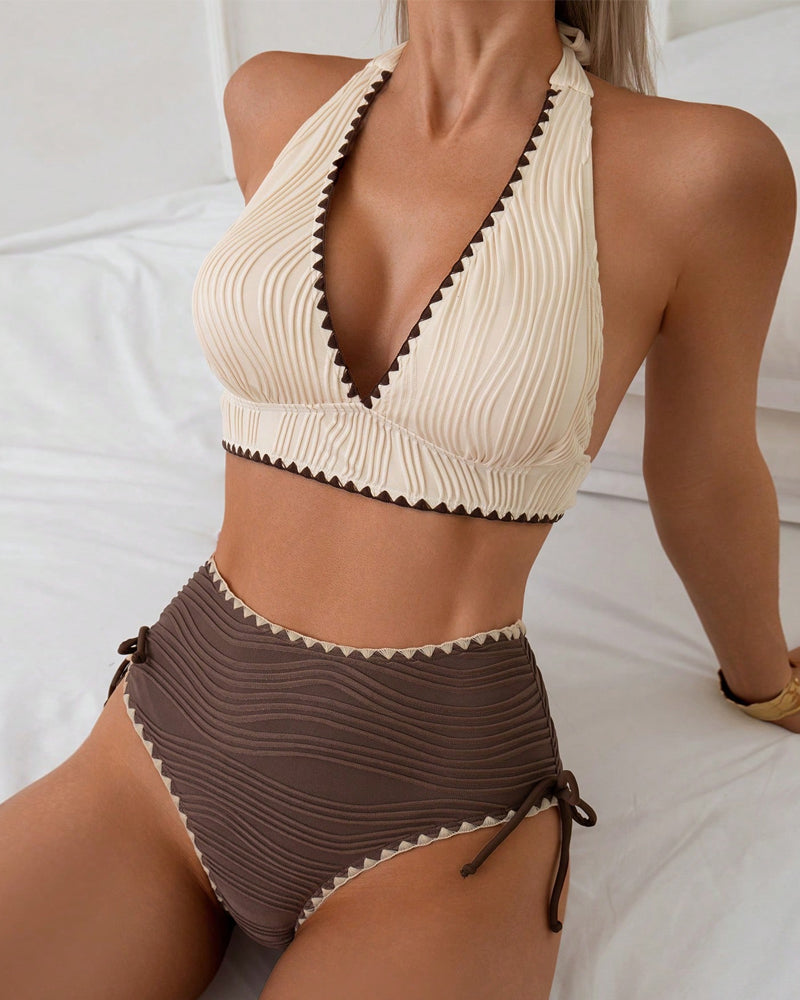 Dwuczęściowy komplet bikini z dekoltem typu halter i kontrastową kolorystyką