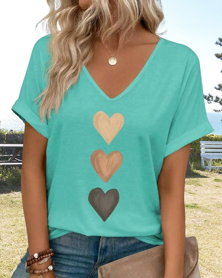 T-shirt z dekoltem w serek i nadrukiem serca