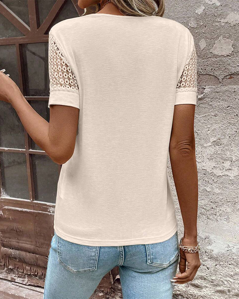 T-shirt z dekoltem w serek i koronką