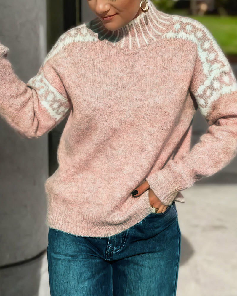 Sweter z golfem z kontrastowym nadrukiem