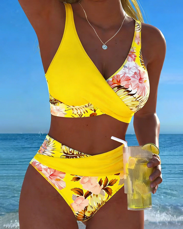 Bikini z kontrastowym kwiatowym wzorem i rozcięciem