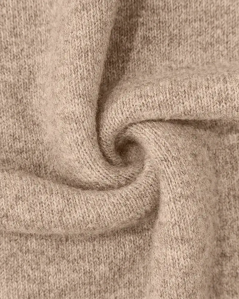 Sweter z golfem z kontrastowym nadrukiem