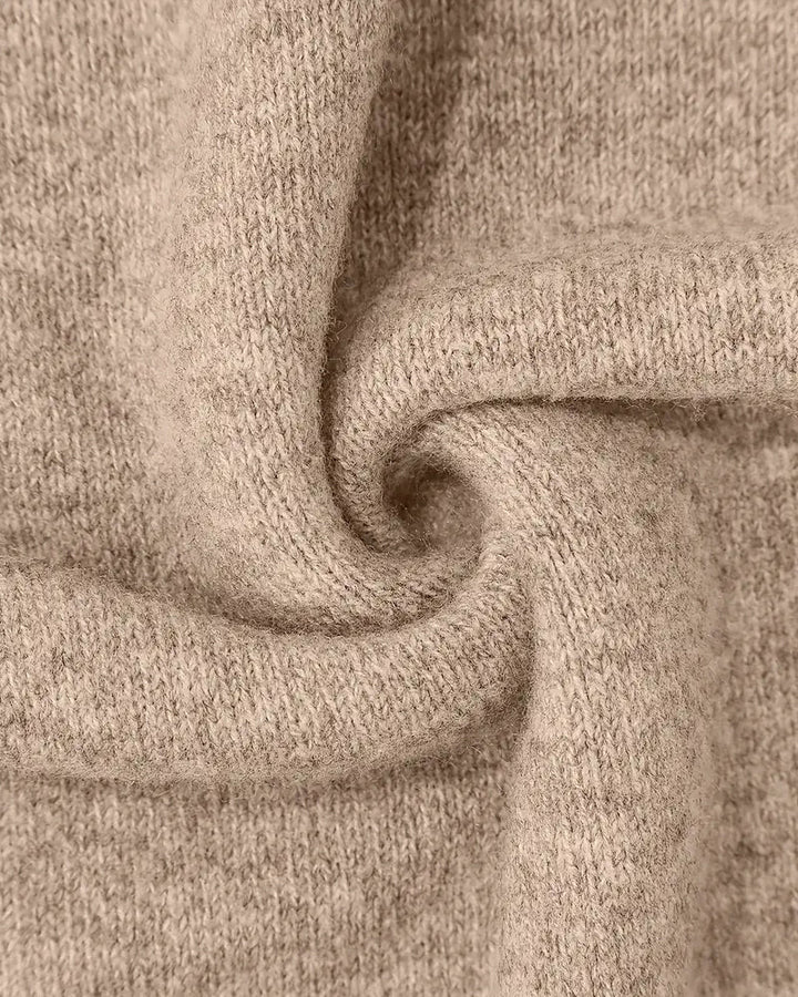 Sweter z golfem z kontrastowym nadrukiem