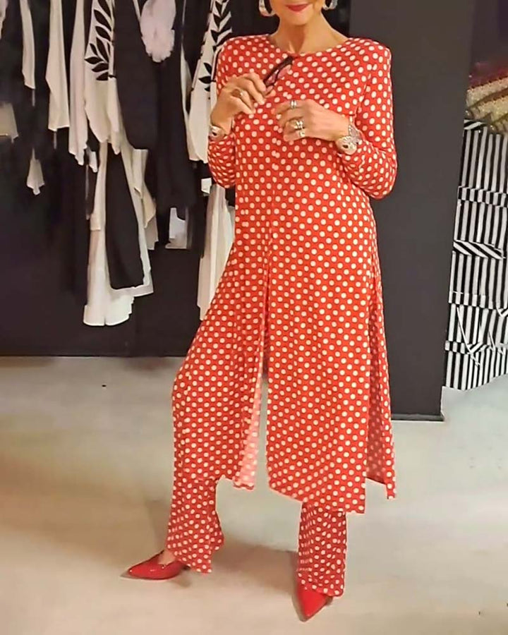Elegancki kombinezon z rozcięciem w kropki