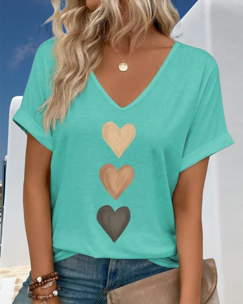 T-shirt z dekoltem w serek i nadrukiem serca