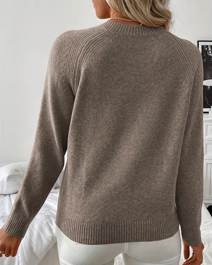 Sweter z ozdobnymi guzikami i rękawem raglanowym