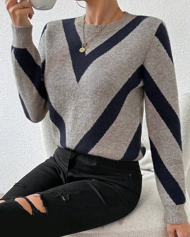 Sweter z geometrycznym wzorem i okrągłym dekoltem