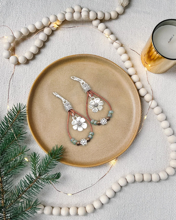 Boucles d'oreilles simples en cuir boho avec fleur en corde