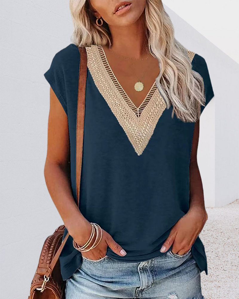 T-shirt z dekoltem w serek i koronką