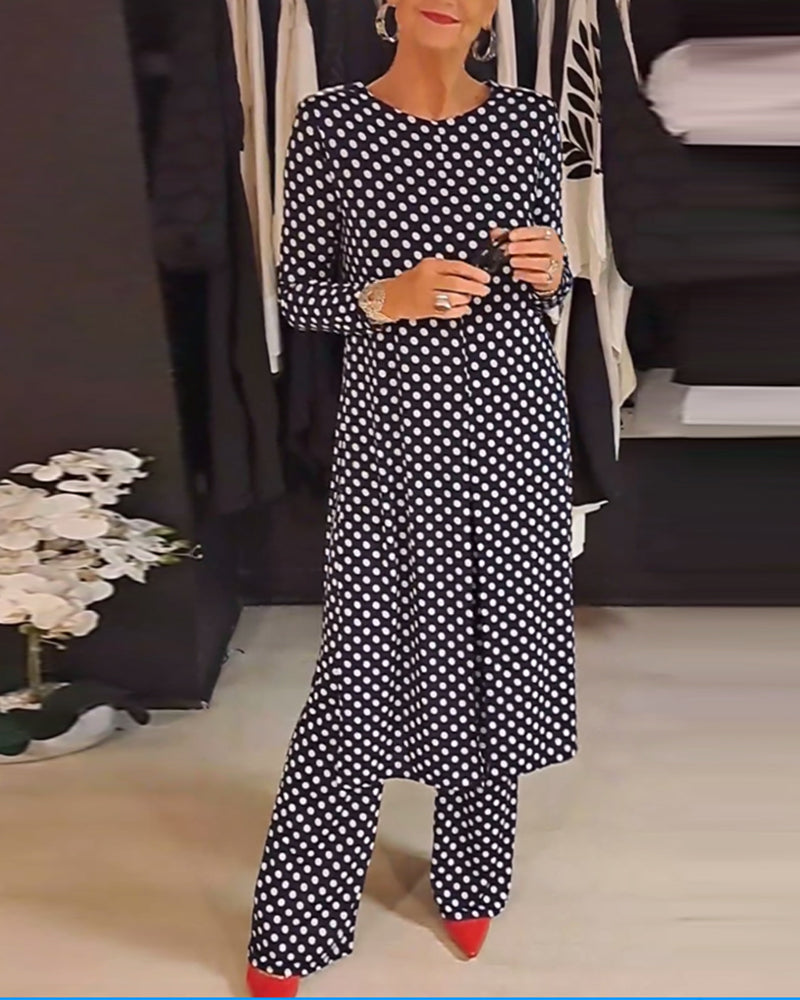 Elegancki kombinezon z rozcięciem w kropki