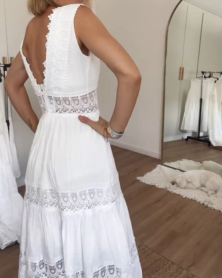 Emmeline | Robe en dentelle à col en V avec finition délicate et taille cintrée pour femme