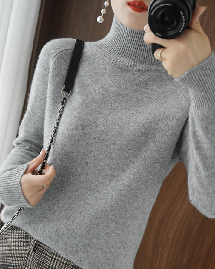 Gładki sweter z długim rękawem i wysokim kołnierzem