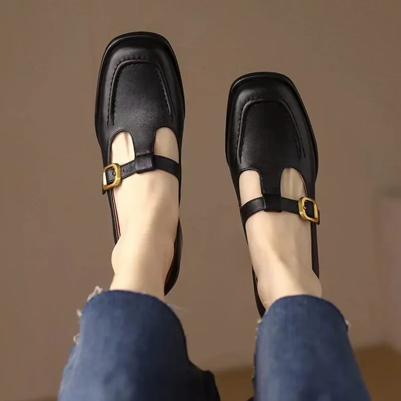 Delia - Damskie buty typu Mary Jane z paskiem w kształcie litery T i kwadratowym noskiem