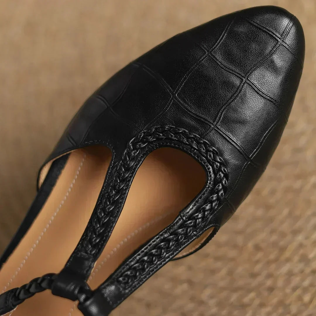Małgorzata – Klasyczne skórzane buty T-strap z plecionym detalem