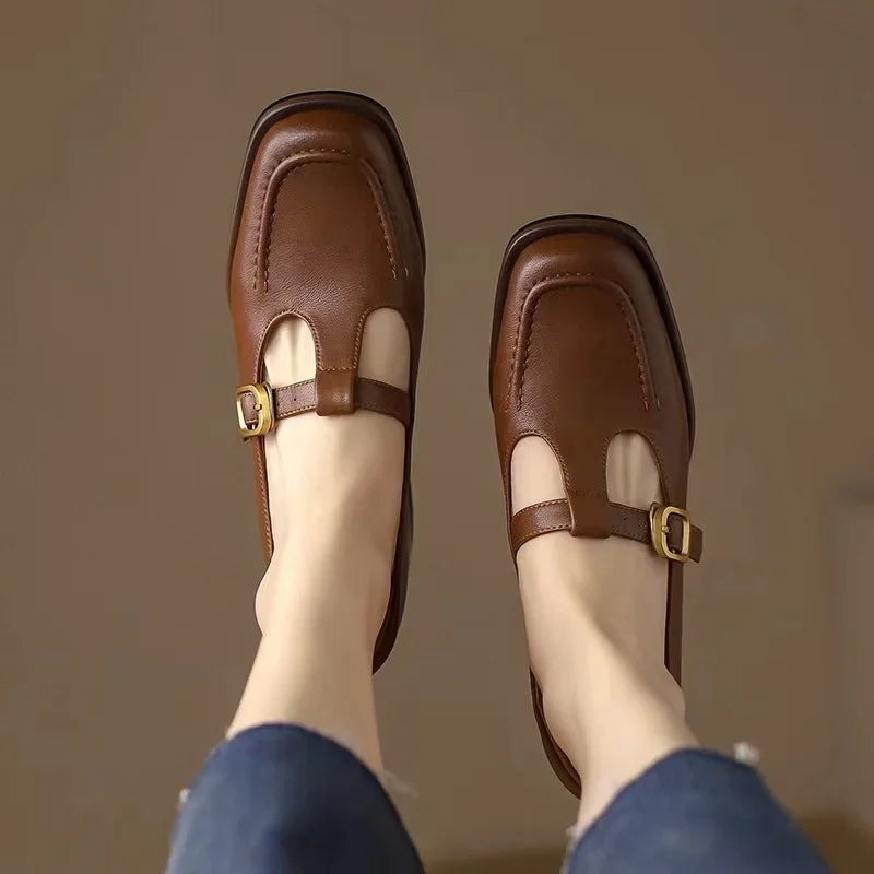 Delia - Damskie buty typu Mary Jane z paskiem w kształcie litery T i kwadratowym noskiem