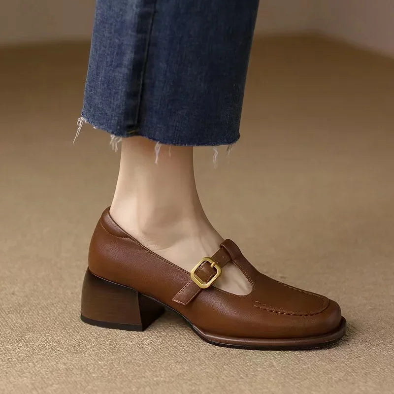 Delia - Damskie buty typu Mary Jane z paskiem w kształcie litery T i kwadratowym noskiem