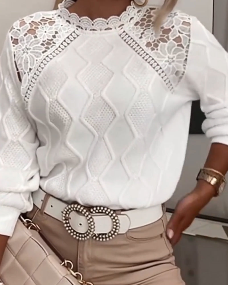 Sweter z koronkowym wykończeniem w stylu patchwork