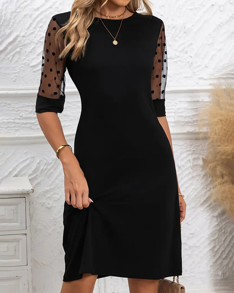 Élégante Robe Avec Des Panneaux De Tulle