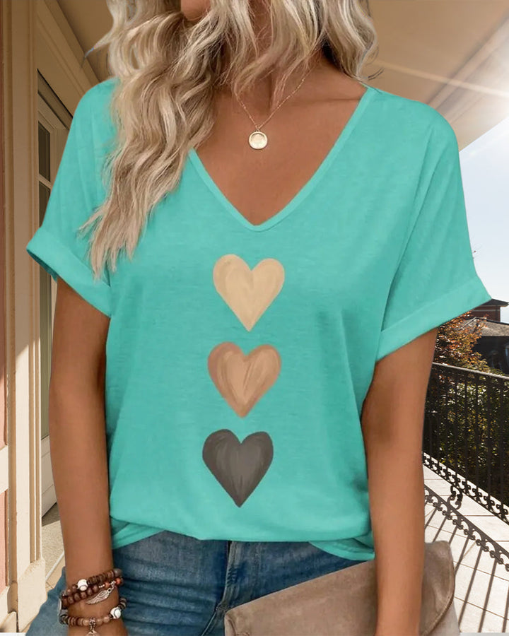 T-shirt z dekoltem w serek i nadrukiem serca