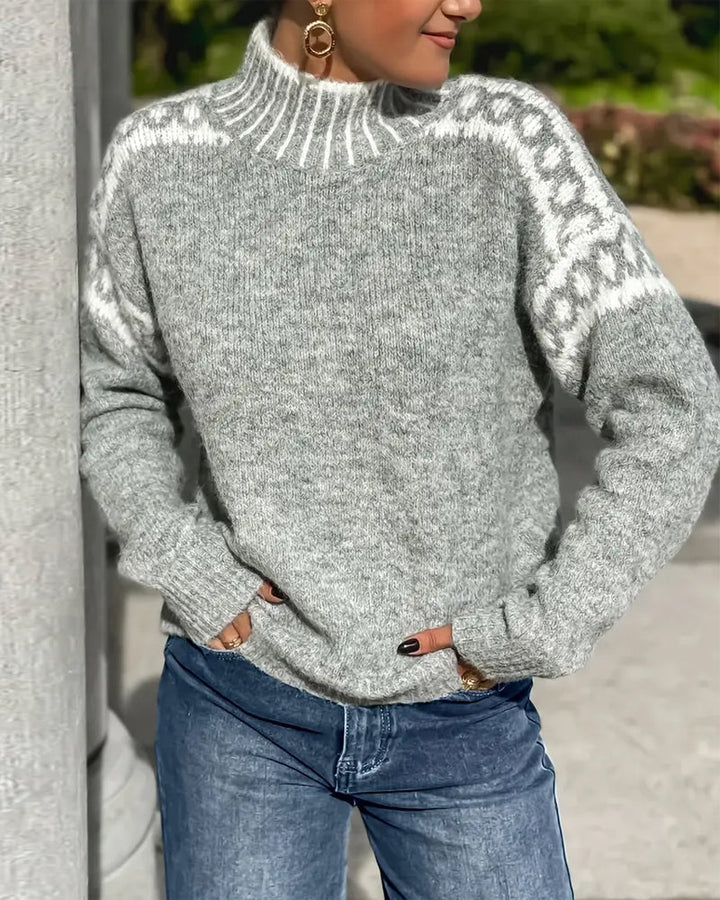 Sweter z golfem z kontrastowym nadrukiem