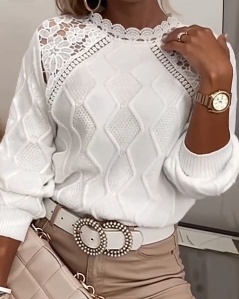 Sweter z koronkowym wykończeniem w stylu patchwork