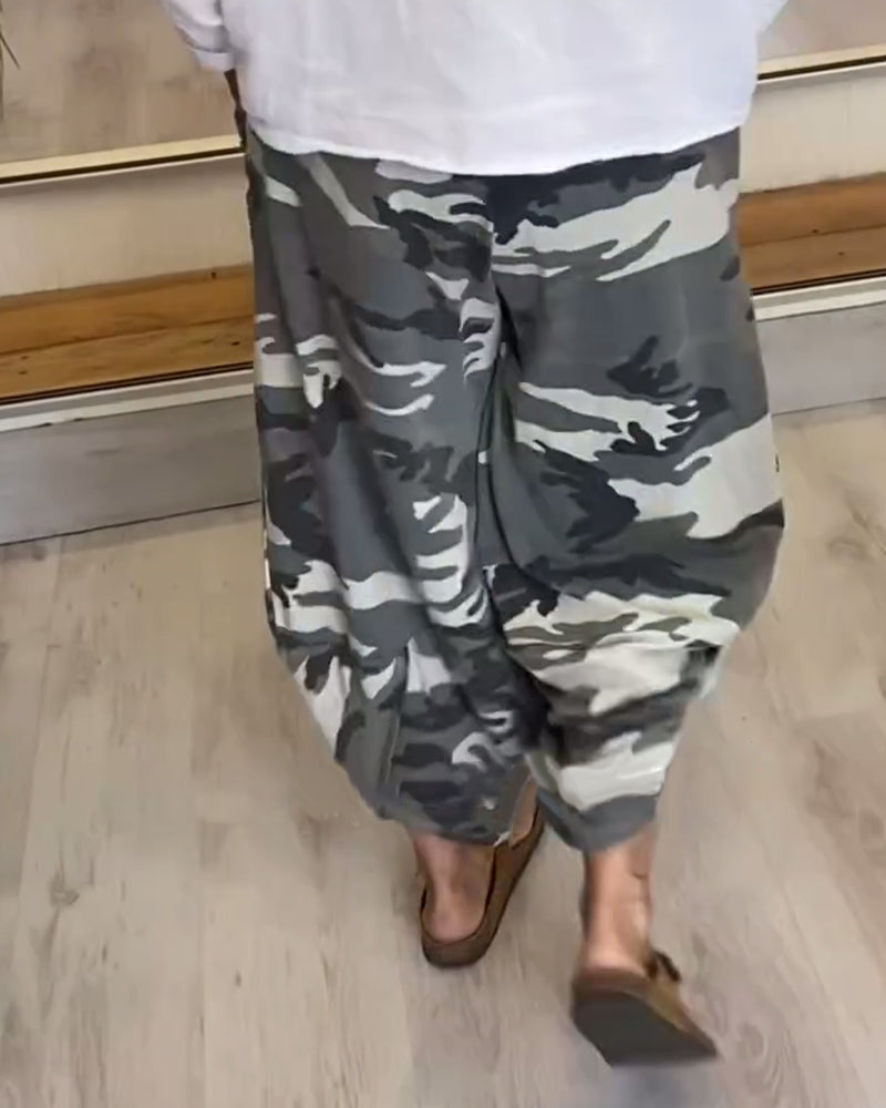 Pantalon décontracté à poches et imprimé camouflage