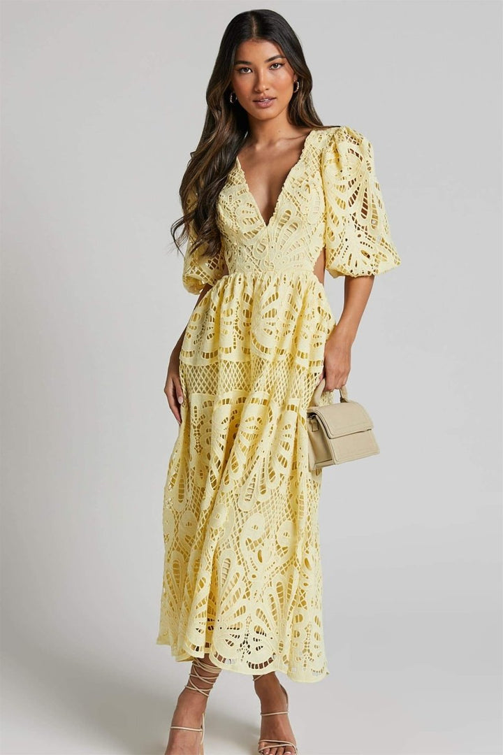 Ashlynn | Damska sukienka midi z koronkowymi wycięciami w słonecznym stylu